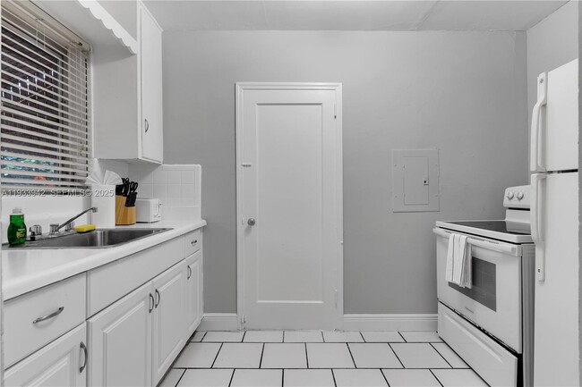 Building Photo - 427 NE 107th St