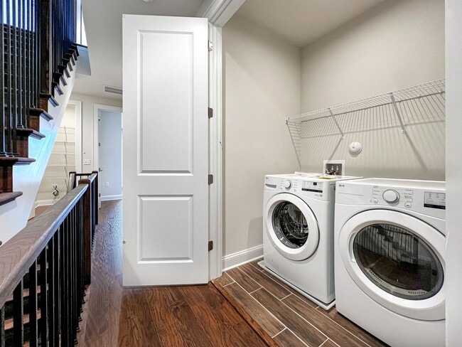 Building Photo - Stunning Luxury Townhome with Elevator in ...