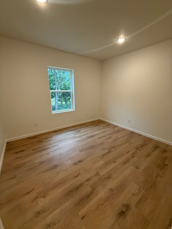 Building Photo - 2 Bedroom 1 Bathroom Apartment