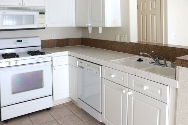 Building Photo - 3 Bedroom 2 Bathroom 1616 sq Ft in Wingfie...