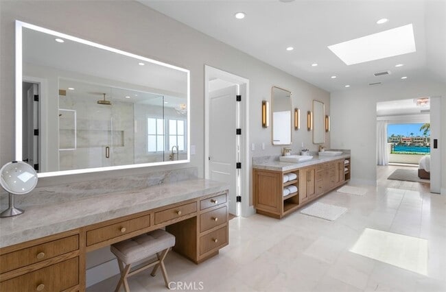 Building Photo - 2401 Bayshore Dr