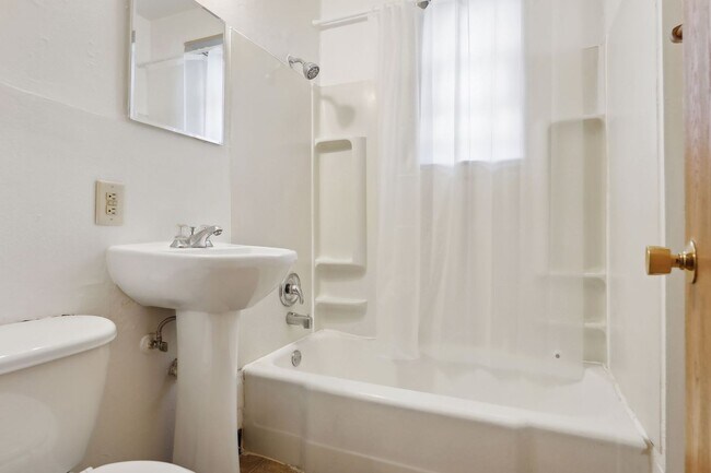 Building Photo - Spacious, Updated 1BR on Beautiful Iris Park!