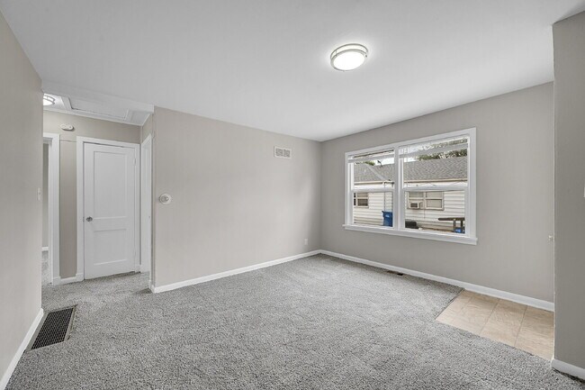 Building Photo - $1,150 - 2 Bed, 1 Bath Updated Unit in She...