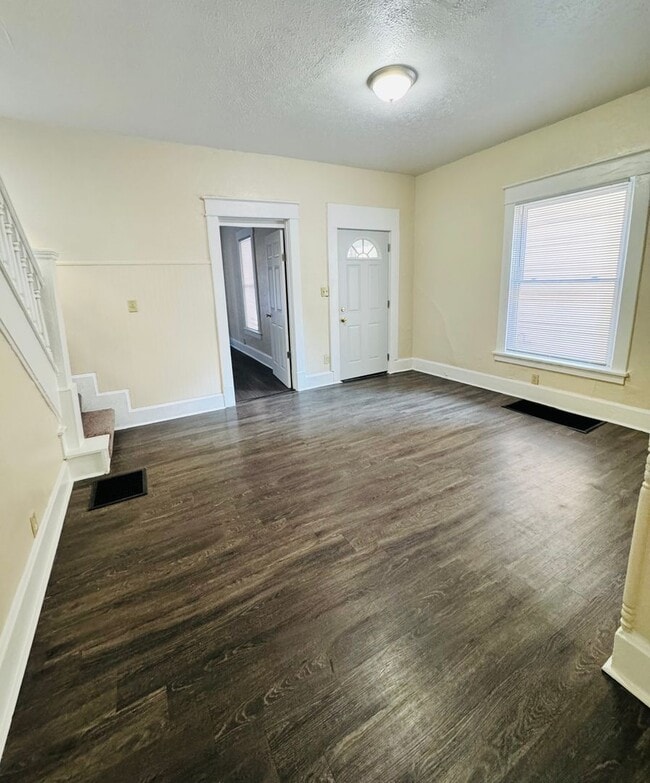 Building Photo - This home shines!