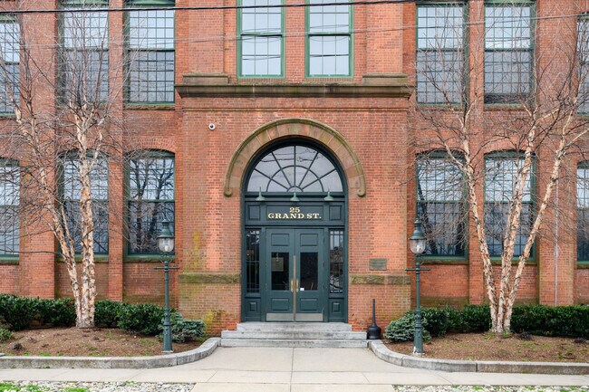 Building Photo - 25 Grand St
