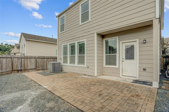 Building Photo - 10046 Hillside Bayou Dr