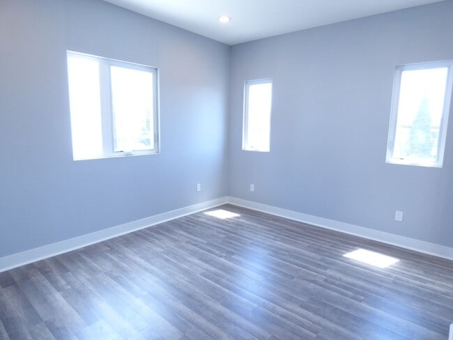 Building Photo - 1923 Holly Dr