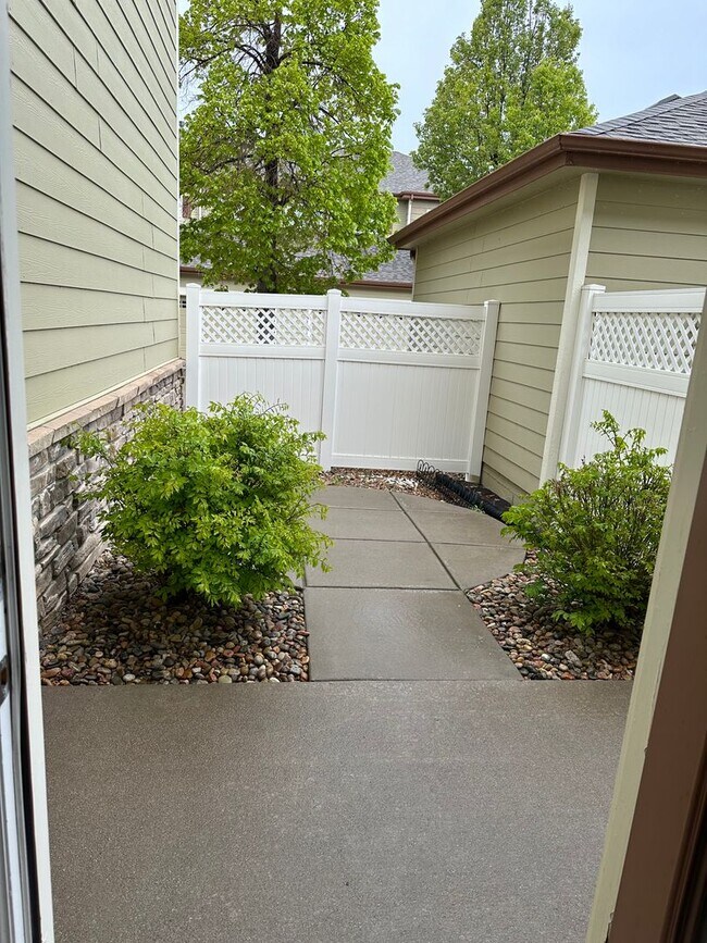 Building Photo - 2BD 2Bath Ranch Style Townhouse