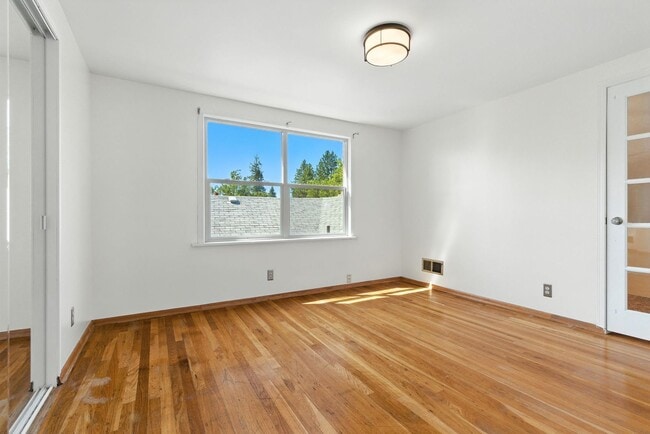 Building Photo - Gorgeous Brick Home Near Audubon Park