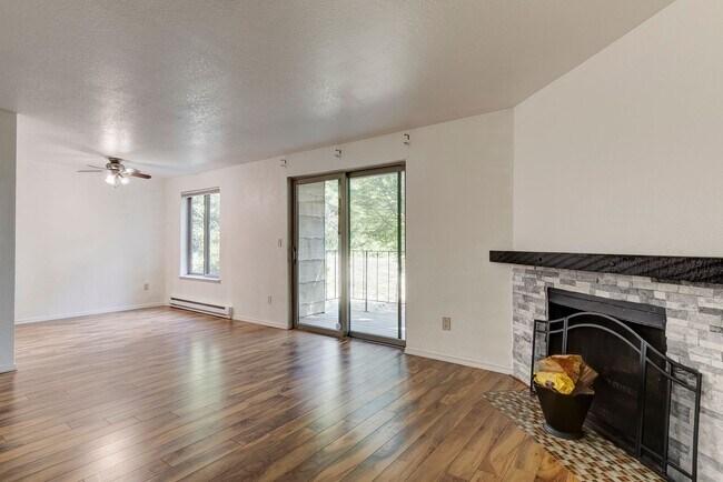Building Photo - 2 Bedroom Downstairs Condo with Washer/Dry...