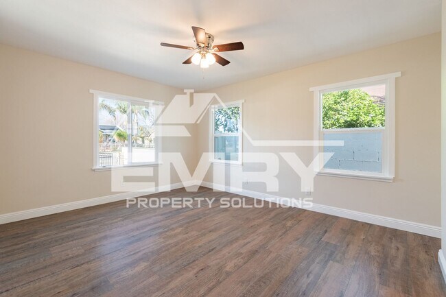 Building Photo - 920 E Elma St