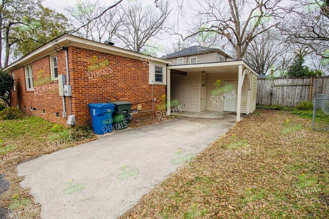 Building Photo - Charming Shandon Corner Lot Home – Hardwood Floors, Fenced Yard + $500 Off 2nd Month!