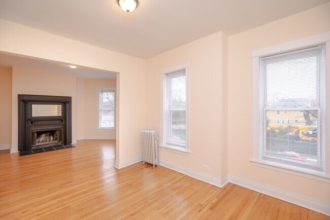 Building Photo - 1530 W Wilson Ave