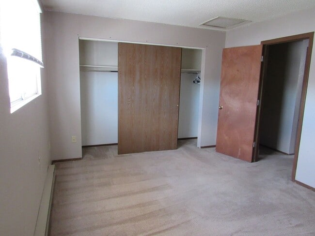 Building Photo - Ground Level One Bedroom
