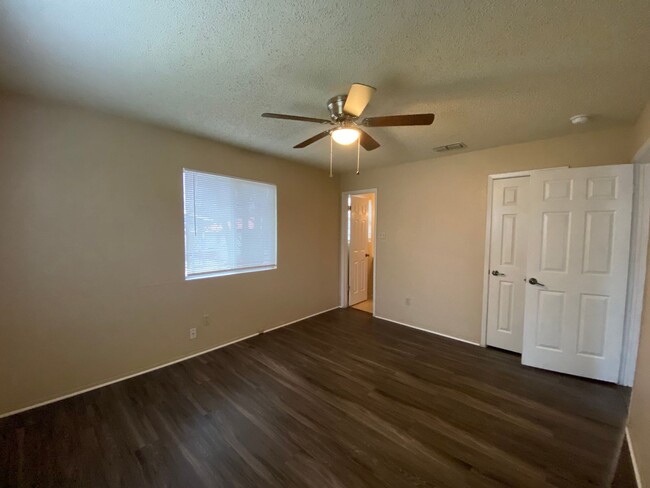 Building Photo - 1 Month Free Rent ! Covered Front Porch  /...