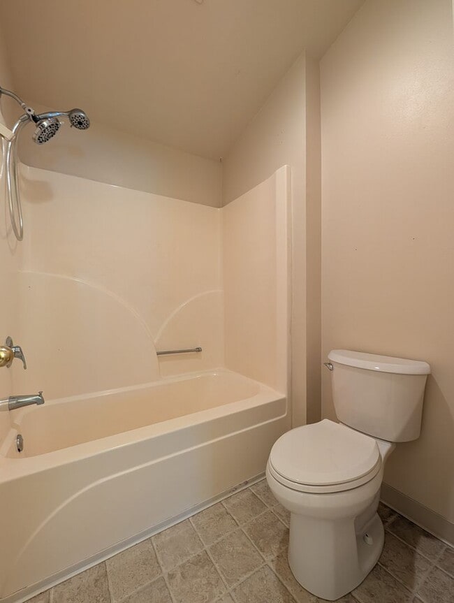 Building Photo - 3 bdrm/2 bthrm Duplex with Single Car Gara...