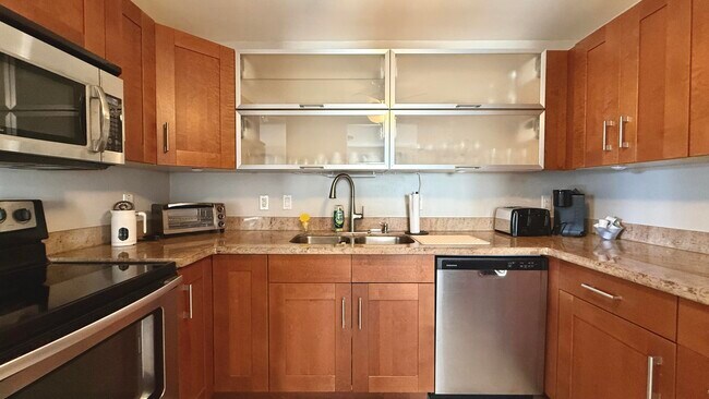 Building Photo - 401 Golden Isles Dr