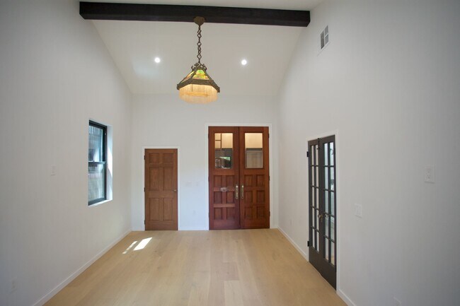 Building Photo - 2119 Hyperion Ave