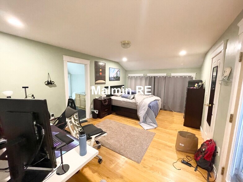 Building Photo - 27 Iroquois St