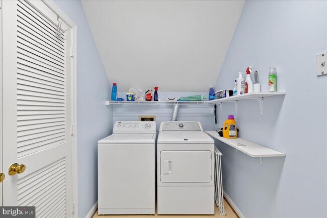 Building Photo - 2071 Van Tuyl Pl