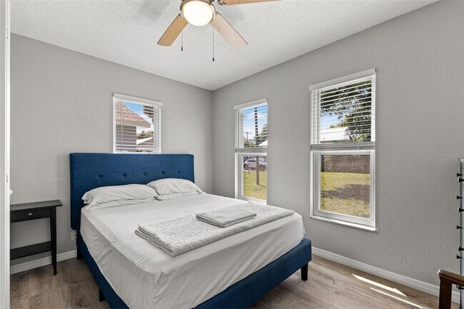 Building Photo - 923 E 12th Ave