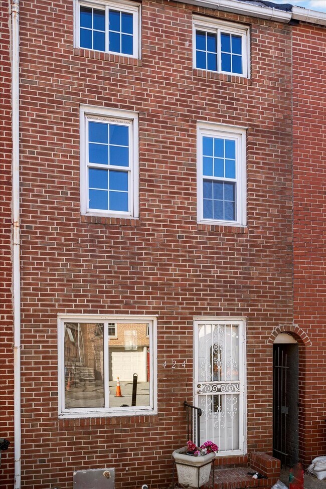 Building Photo - 424 S Eden St