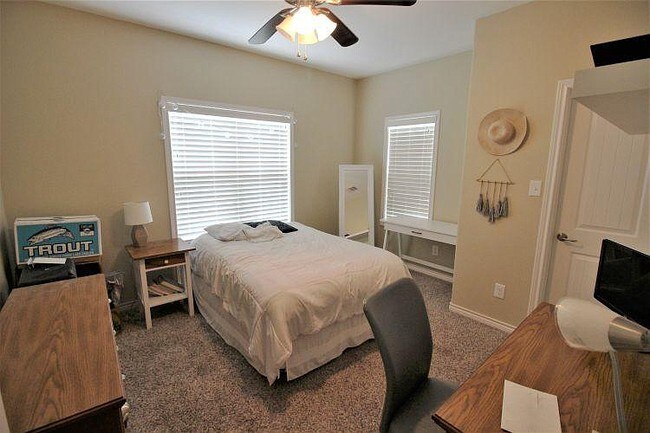 Building Photo - 314 Fairway Dr