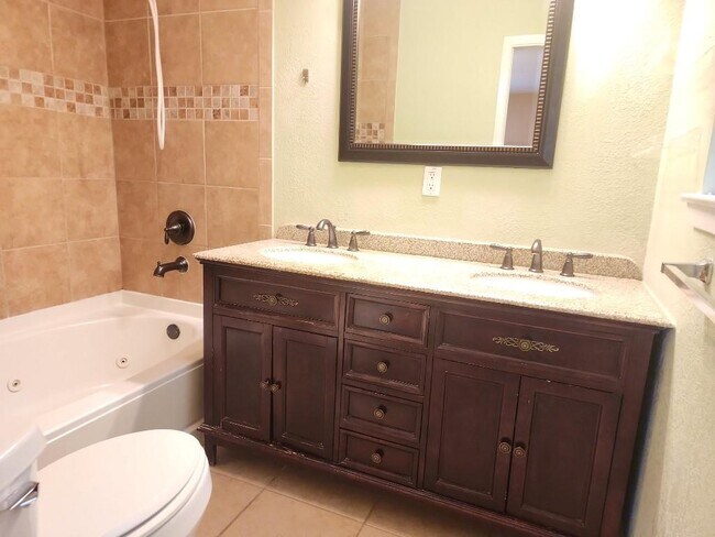 Building Photo - 807 Country Club Rd