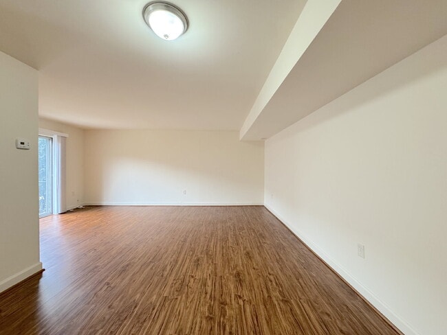 Building Photo - Welcome to this charming 2-bedroom, 2-bathroom townhouse nestled in the heart of Annandale.