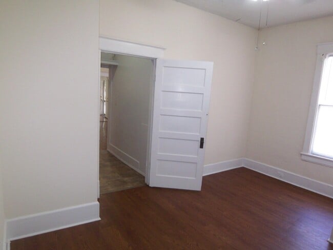 Building Photo - 705 E 5th St