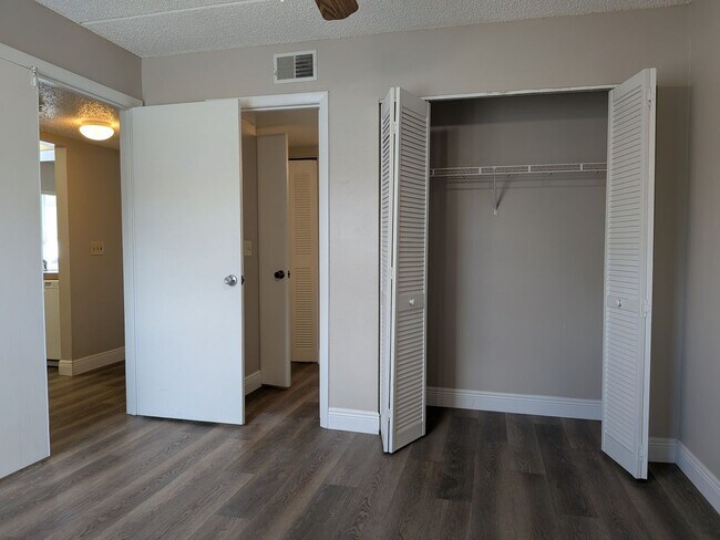 Building Photo - First Floor Condo at Pine Shadows Condomin...