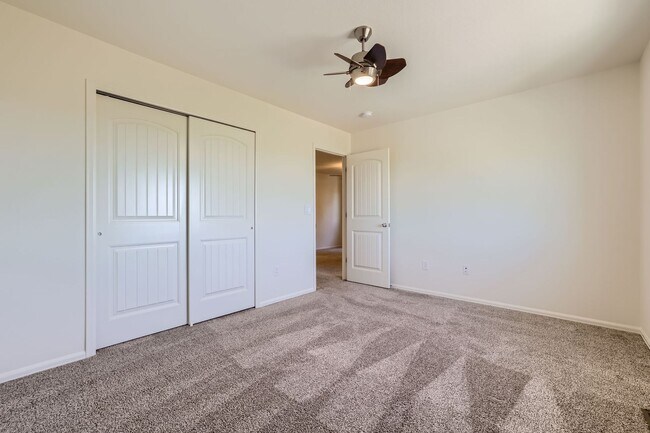 Building Photo - 3 bedroom townhome on north side, attached...