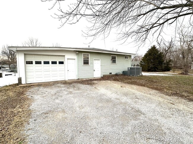 Building Photo - 3 BEDROOM 1 BATH IN JOPLIN-$1200 RENT-$1200 DEPOSIT