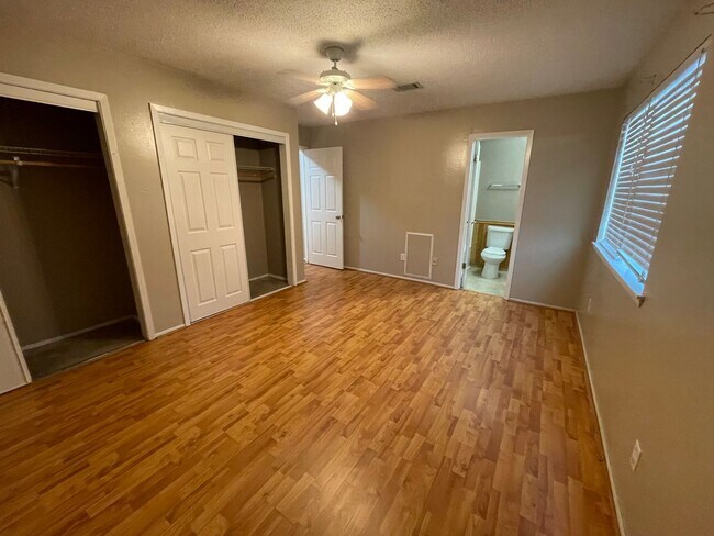 Building Photo - APRIL MOVE IN Spacious 2 Bedroom 2 Bathroom Apartment on Bus Route!