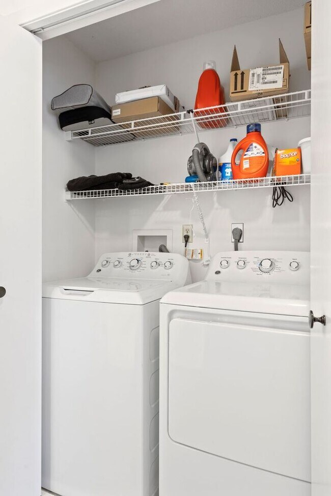 Building Photo - Great 2 bedroom, 1.5 bathroom Townhome in ...