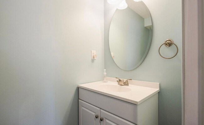 Building Photo - Newly Renovated Hillview Bi-Level! ASK US ABOUT OUR LONG-TERM LEASE SPECIAL TODAY!