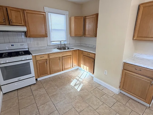 Building Photo - Newly renovated 3 BR Single family house with living and dining room