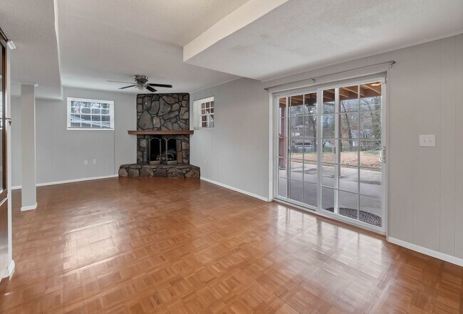 Building Photo - Available for rent: $1,250/month — 4-Bedroom, 2.5-Bath Single-Family Home in Harrison, TN!