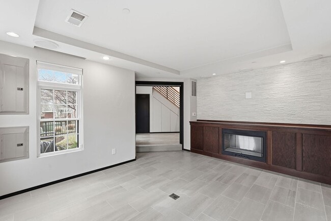 Building Photo - This exceptional West Market location is just steps from Reston Town Center, offering convenient ...