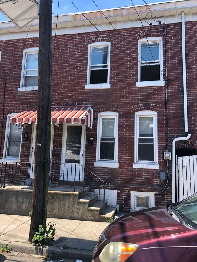 Building Photo - Fantastic 2 Bedroom/2 Bath Home! Recently Renovated Kitchen & Baths!