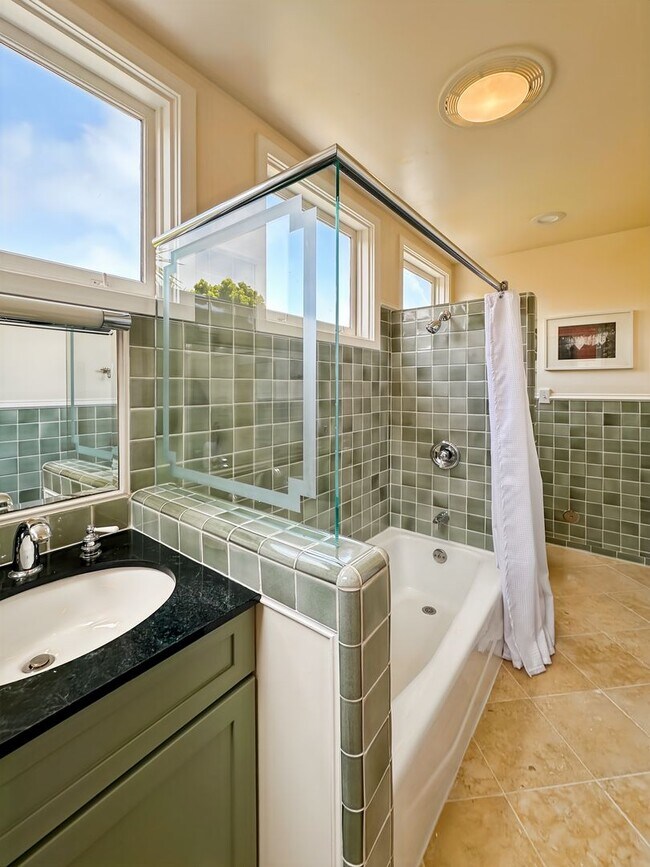Building Photo - Beautiful 4BR+/3.5BA Edwardian Single-Fami...