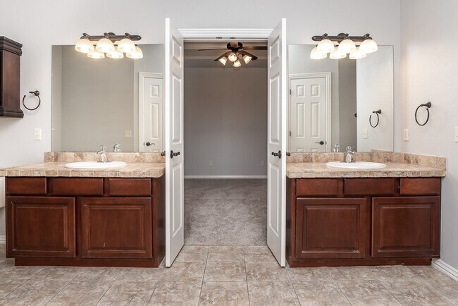 Building Photo - Bentonville Home! (March Move In)