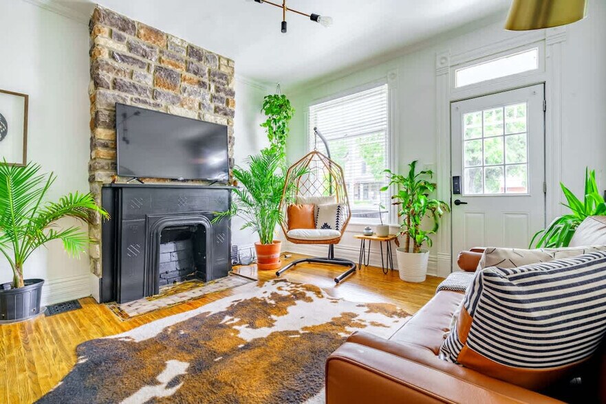 Primary Photo - 256 W Poplar Ave