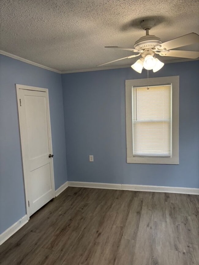 Building Photo - 2 BED 1 BATH HOME