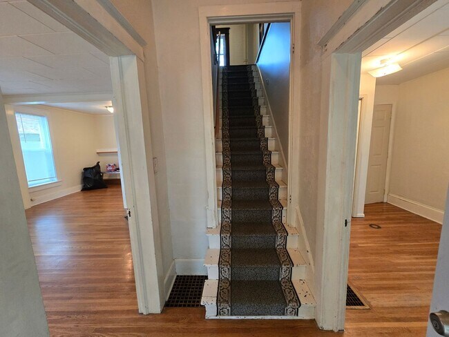 Building Photo - South Hill Home!! Available Now!