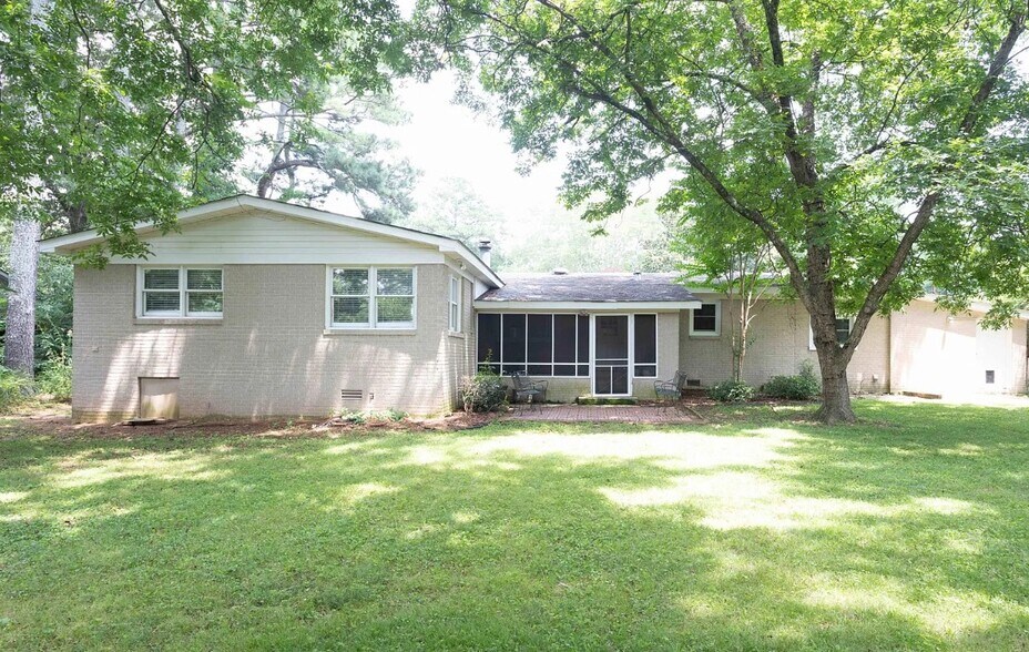 Huge backyard is great for entertaining friends and neighbors! - 611 Ambrose Dr
