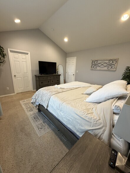 Building Photo - 7396 Pineview St NE