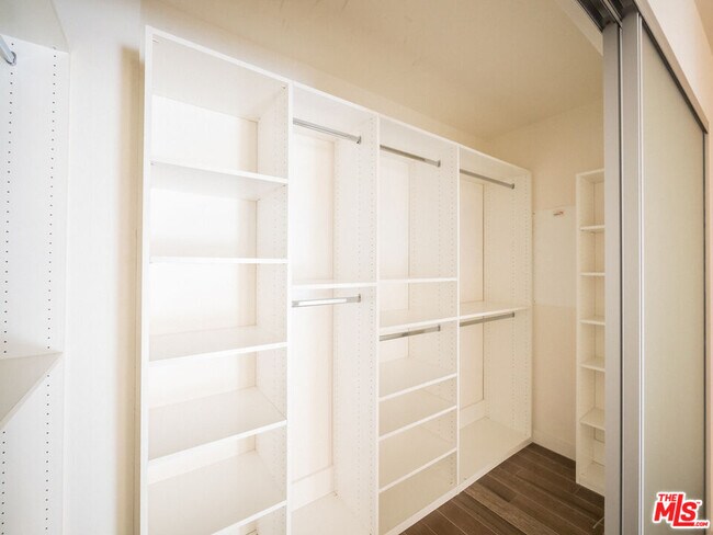 Building Photo - 901 Flower St