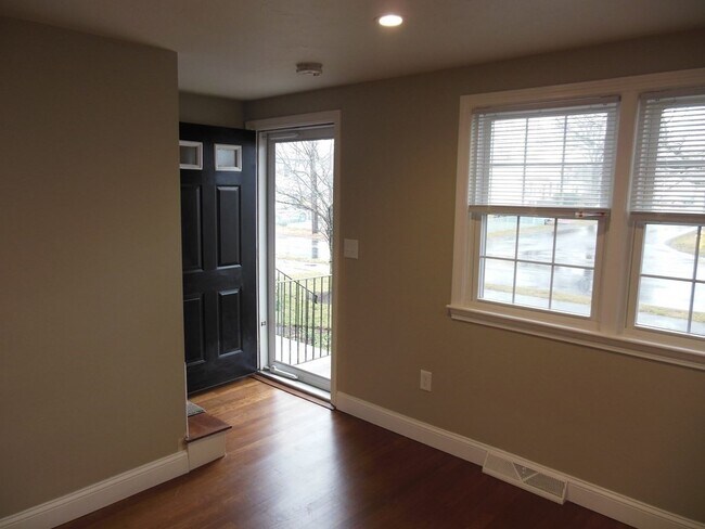 Building Photo - 84 Hooper Rd