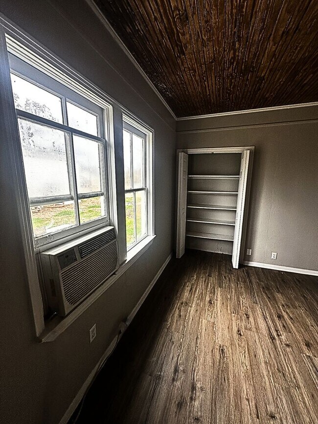 Building Photo - Charming Home